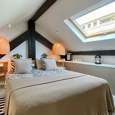 With Mezzanine Rua Da Moeda * Lisboa