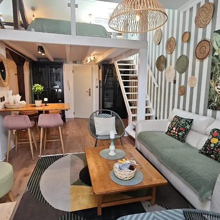With Mezzanine Rua Da Moeda Lisbona